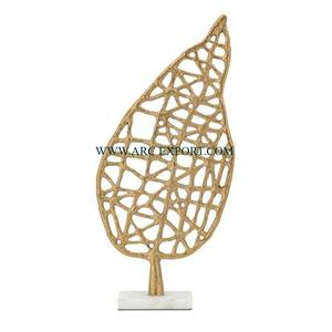 Sculpture décorative de couleur or de Noël en forme d'arbre avec Base de couleur noire Accent fantaisie Objets de table Sculpture à vendre - Product Image 4