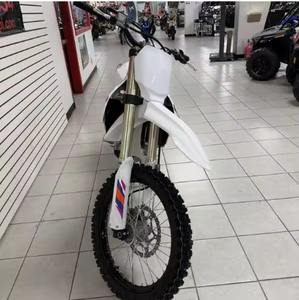 YZ450F, moto de motocross 450 cm³ quatre temps, conçue pour la compétition. - Product Image 4