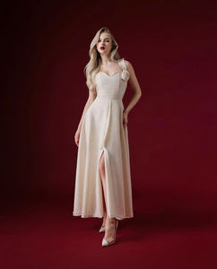 Design exquis avec robe de soirée midi sans bretelles avec embellissement floral élégant fabriqué au Vietnam - Product Image 1