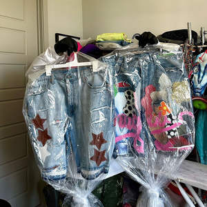 Shorts en jean tricoté respirant style vintage pour homme - Lavage clair, coton biologique, appliques en strass et broderies - Product Image 6