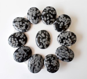 Nueva Llegada: Piedras de Agua de Obsidiana con Forma de Copo de Nieve, Talladas, de Color Ágata Natural, para Feng Shui, Europa - Product Image 2