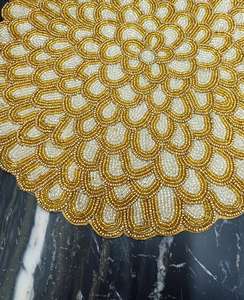 Napperon en perles de fleurs de dahlia dorées faites à la main - Product Image 1