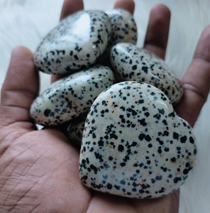 Arte y Coleccionable de Tallado de Sombra de Corazón Dálmata con Gema Natural Hecha a Mano para Traer Armonía y Alegría - Product Image 4