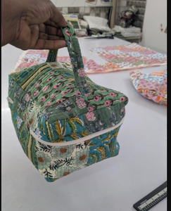 Sac à fermeture éclair grand format léger et écologique en coton 100% artisanal, imprimé à la main, matelassé, motif floral bohème - Product Image 3