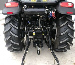 Tractor Usado LOVOL M704 TB-3 con Cabina 4WD |   Tractor agrícola diésel de 65 CV con cargador frontal de enganche rápido Euro en venta. - Product Image 4