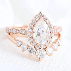 Ensemble de mariage vintage avec halo de diamants de laboratoire certifiés IGI de style moderne, taille poire, VVS, avec bague de fiançailles en or 14 carats pour femmes - Product Image 1