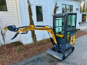 ENVÍO GRATUITO Excavadora Hidráulica AGT DM13C 13.5HP con Cuchilla de Retroexcavación de 37 Pulgadas, Cucharón/Dientes de 16 Pulgadas, Totalmente Climatizada, Ventilador, EPA, CE, Conexión Auxiliar y Plomería - Product Image 6