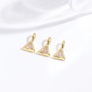 Triangle Cristal Quartz Gemstone Minuscule Charme Pendentif-6 MM Charmes Faits À La Main Bijoux - Product Image 1