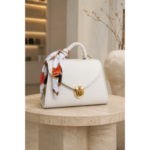 Sac à main et à bandoulière en cuir blanc avec détails en foulard et fermoir doré, techniques d'impression - Product Image 1