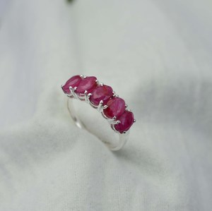 แหวนพลอยทับทิมสีแดงดีไซน์พิเศษสำหรับผู้หญิง แหวนเงินแท้ 925 ประดับพลอยทับทิม - Product Image 1