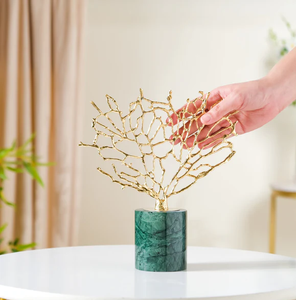Décoration d'intérieur : Arbre décoratif en laiton avec marbre vert, idéal pour les mariages et les cadeaux de Noël – Prix le plus bas - Product Image 1