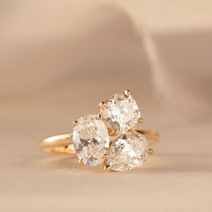 Bague RITZIN en moissanite à trois pierres, style unique, jolie bague de mariage et de fiançailles, bague de promesse en or rose 18 carats pour elle - Product Image 1