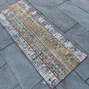 Alfombra turca vintage de 2x5.2 pies (61x158 cm), alfombra de lana con motivos de plantas y árboles azules - Product Image 4