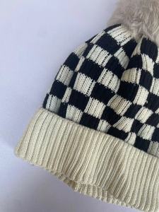 Forro polar Puffer Knit Beanie Hat Invierno Metallic Foil Fleece Lined Beanie Pom Hat para damas - Product Image 3