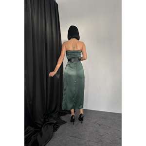 Vestido de satén esmeralda sin tirantes al por mayor con cintura natural - Product Image 1