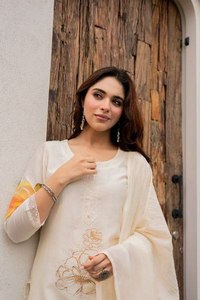 Ensemble de Salwar / Kurta en soie Banarasi de style gujarati personnalisé pour mariée, avec une combinaison de couleurs magnifique, taille personnalisée pour femmes - Product Image 3