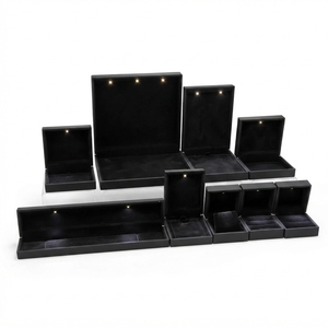 Boîte à bijoux LED noire mate de qualité supérieure, présentoir personnalisé pour bagues, pendentifs, colliers et bracelets, étuis d'emballage, fournisseur en gros - Product Image 2
