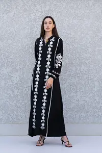Robe maxi kaftan noire à broderies Ari 2026, longueur cheville, style bohème, manches longues avec col montant, robe maxi kaftan - Product Image 2