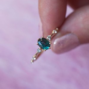 เครื่องประดับที่มีคุณภาพสูงแหวนหรูหราทองรูปไข่ไพลินตัดสีฟ้ากับตัดทรงกลมเพชรธรรมชาติชุดง่ามแหวนหินสำหรับผู้หญิง - Product Image 3