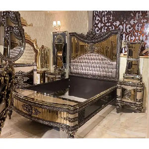 Cama y Mesitas de Noche Talladas a Mano de Estilo Neoclásico Europeo, Muebles de Dormitorio King Size de Estilo Europeo, Magnífico Dormitorio Tallado a Mano en el Reino Unido - Product Image 1