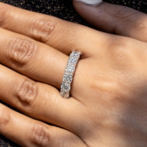 แหวนแต่งงานแบบ Eternity 1.75 กะรัต เพชรทรงกลมเพาะเลี้ยงในห้องปฏิบัติการ 11 เม็ด แหวนหมั้นทองคำขาว 14K ขนาด US 6.5 - Product Image 2