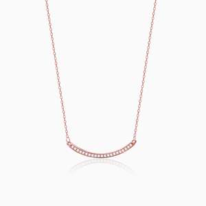 Collier géométrique en or rose avec chaîne à maillons en titane et arc en zircon, perles et diamants, pierres principales plaquées or rhodium, style tendance - Product Image 1