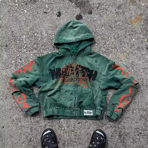 เสื้อฮู้ดครอปซิปผู้ชายสั่งทำพิเศษ ล้างสีแบบวินเทจ ผ้าฝ้ายเฟรนช์เทอร์รี่ พิมพ์ลายด้วยเทคนิค DTG ประดับคริสตัล ตกแต่งแบบดิสเทรส - Product Image 5