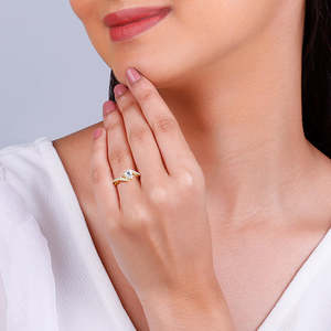 แหวนเพชรรูปสี่เหลี่ยมขนมเปียกปูนสีทอง - Product Image 3