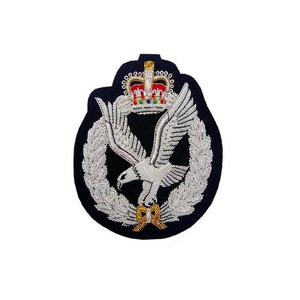 Badge brodé à la main en or, luxe, sur mesure, dernière collection 2025, 100% fait main, taille sur mesure, style à coudre - Product Image 1