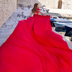 Robe longue en satin rouge volantée pour séance photo - Product Image 1