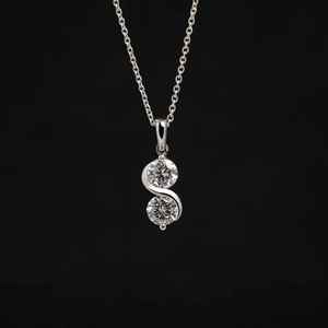 2.00CT Pendentif en diamant Moissanite à deux pierres rondes et taillées en brillant en argent sterling 925 Cadeau de bijoux significatif pour elle - Product Image 2