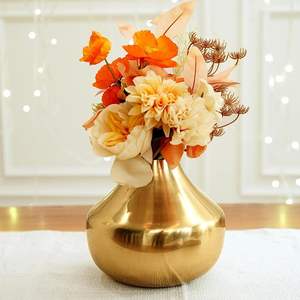 Florero de aluminio con curvas doradas pulidas y suaves, diseñado para hogares minimalistas modernos a bajo precio - Product Image 1