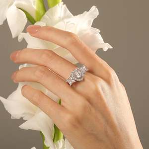 Anillo de Boda Jeulia con Doble Halo y Corazón de Dos Tonos - Aleación Chapada en Oro de 6mm con Incrustaciones de Garras - Product Image 6