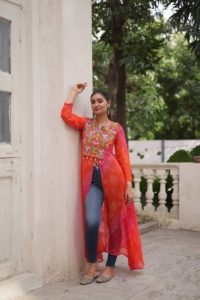 Kurti attrayant en faux georgette avec imprimé bandhani et patchwork kutchi, fabriqué en Inde - Product Image 6
