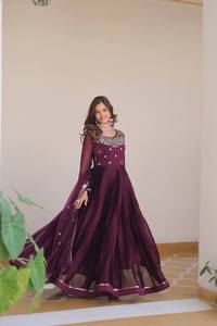 ชุดเดรส Anarkali สีน้ำเงินกรมท่าปักลายสำหรับผู้หญิง ยี่ห้อ Unity Luxure พร้อมผ้าคลุมไหล่ ชุดเดียวครบ ความยาวระดับข้อเท้า เหมาะสำหรับงานแต่งงานและงานเฉลิมฉลอง - Product Image 4