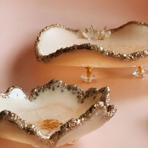 Tazón de resina hecho a mano con acabado vibrante, ideal para usar como un tazón funcional o como una pieza de declaración artística en los hogares - Product Image 1