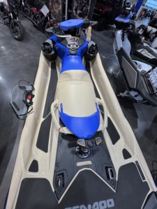 Jet ski Sea-Doo 1400 cm³ 4 cylindres 4 temps 2 places en fibre de verre 300 CV+ bleu beige noir - Product Image 5