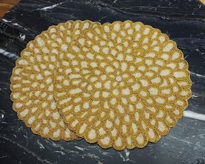 Napperon en perles de fleurs de dahlia dorées faites à la main - Product Image 2