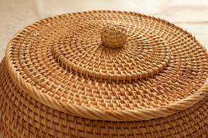 Cesta de almacenamiento de ratán natural de alta demanda con tapa para el hogar y el almacenamiento hecho a mano de Vietnam - Product Image 4