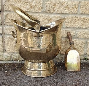 Seau à charbon en laiton de style antique avec poignée décorative pour ajouter du charme à la cheminée tout en stockant l'approvisionnement en charbon domestique - Product Image 4