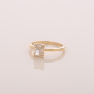 Bague de fiançailles classique en or rose jaune 18 carats avec diamant jaune radiant de 1,47 carat cultivé en laboratoire, sertissage à griffes, haute joaillerie - Product Image 6