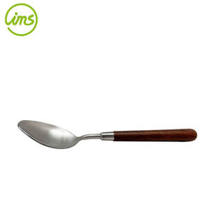 Cuillère à dîner en acier inoxydable avec manche en bois de noyer moderne de luxe en gros pour une utilisation en fête - Écologique et durable - Product Image 5