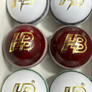 Pelota de Cricket Blanca y Roja Personalizada OEM, 4 Piezas, Cuero, Hecha a Mano, Entrenamiento, Resistente, Calidad Estándar Internacional, Salstar Sports - Product Image 3