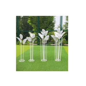 Lot de 4 supports de décoration de fleurs enduits de poudre blanche Harlow Stands de différentes tailles dessus de table classique métal fer Harlow Stands à vendre - Product Image 1