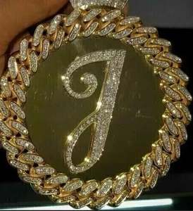 Charmes en forme de cercle avec initiale J en diamant rond de 3,30 carats, plaqué or jaune 14 carats, classique pour les fêtes - Product Image 1