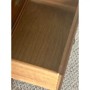 Chevet élégant de style français en acajou avec 2 tiroirs, détails sculptés à la main, quincaillerie métallique classique, meubles de chambre à coucher - Product Image 5