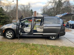 Minivan Chrysler Pacifica Hybrid Touring Plus 2018 Usada, con Volante a la Izquierda/Derecha - Product Image 2