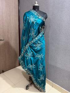 ผ้าคลุมไหล่กำมะหยี่ Makhmali แบบขายส่งจากโรงงาน พร้อมลายปักดอกไม้หนักแน่น ให้ความอบอุ่นในฤดูหนาว เหมาะสำหรับงานแต่งงานและเทศกาลในอินเดีย - Product Image 5