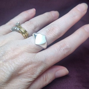 2025 diseño personalizado 925 Plata 13mm escudo cara anillo de sello para hombres mujeres gema ajuste grabado joyería Base montaje hecho a mano - Product Image 1