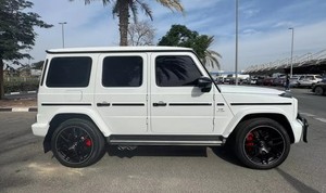 Magnifique Mercedes-Benz Classe G AMG 2023 blanche avec garantie, sièges en cuir, intérieur rouge, système de navigation Bluetooth, télécommande gauche R19 - Product Image 3